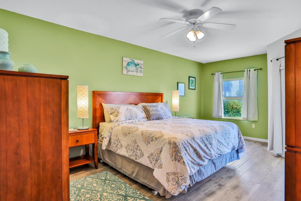Oceanwalk Condos Bethune Beach Екстериор снимка